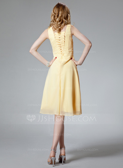 A-Line/Princess V-neck Knee-Length Chiffon Homecoming Dress With Ruffle (022020750)